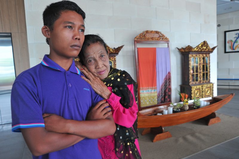 Sejarah Berulang, Pemuda Nikahi Nenek 70 Tahun Ini 