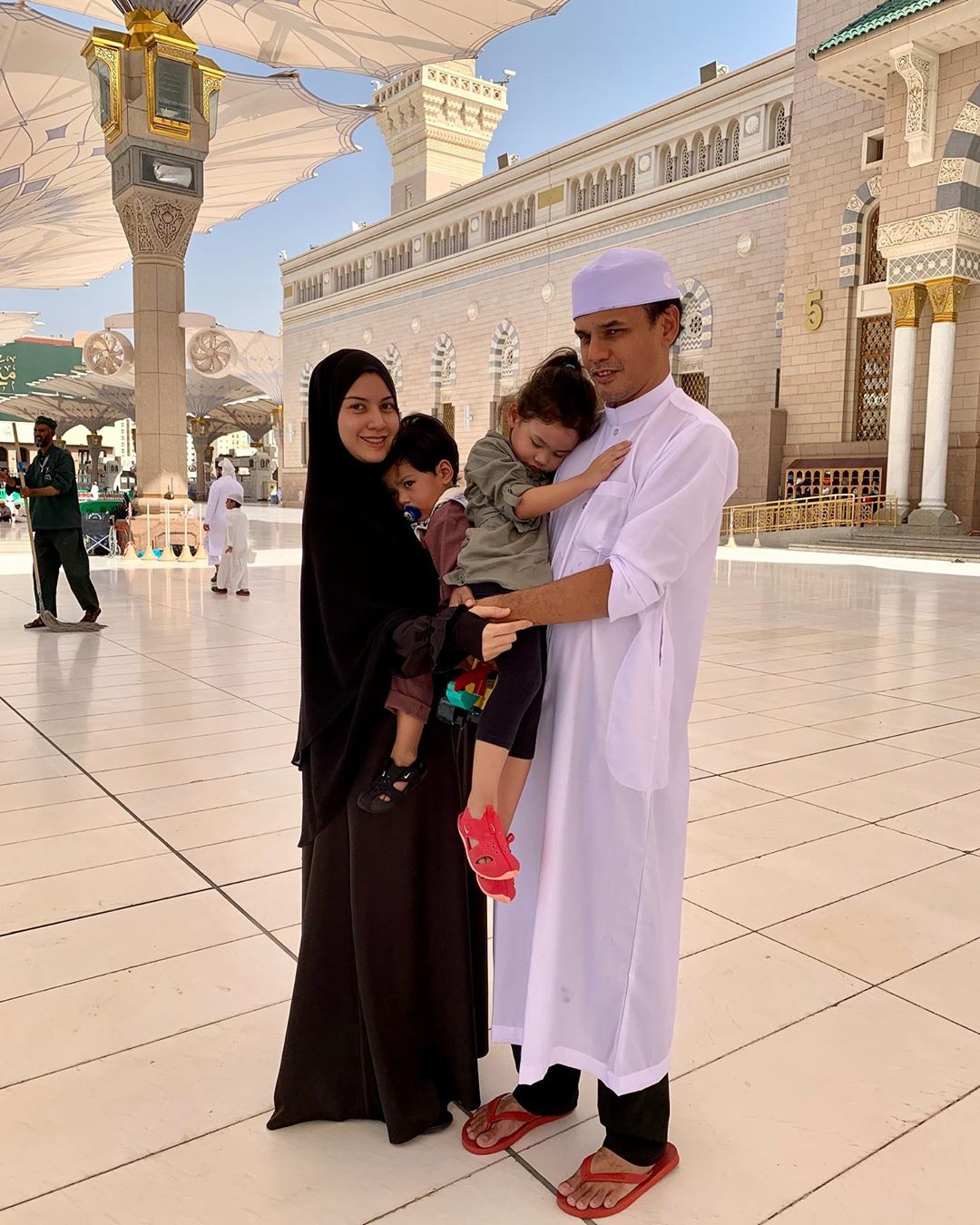 Beruntungnya Lisa, Sambut Aidilfitri Di Makam Rasulullah 
